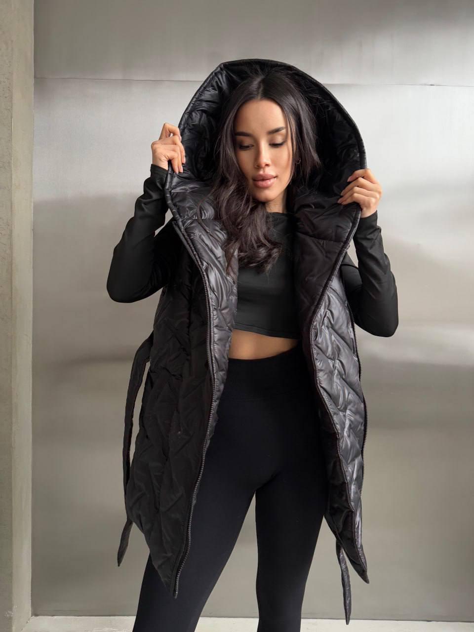 Жилетка жіноча подовжена на запах Плащівка пайка на силіконі 150 Модель: 1425-1058 Колір: чорний, шоколад, фото 1