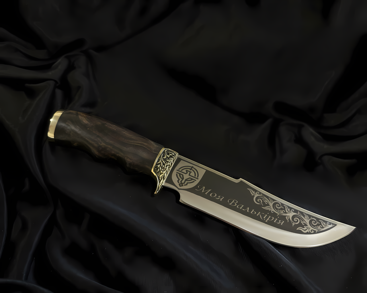 Іменний ніж в подарунок для жінки-захисниці з індивідуальним гравіюванням