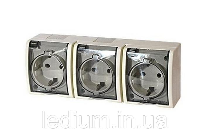 Розетка тримісна із заземленням 16А IP44