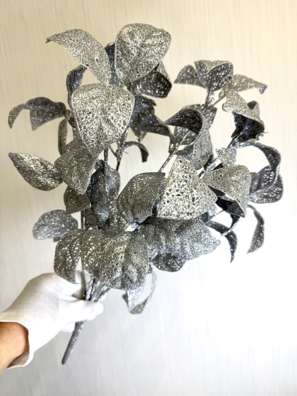 Декоративна гілка з срібним глітерним покриттям для новорічного декору ( 50 см ), фото 1