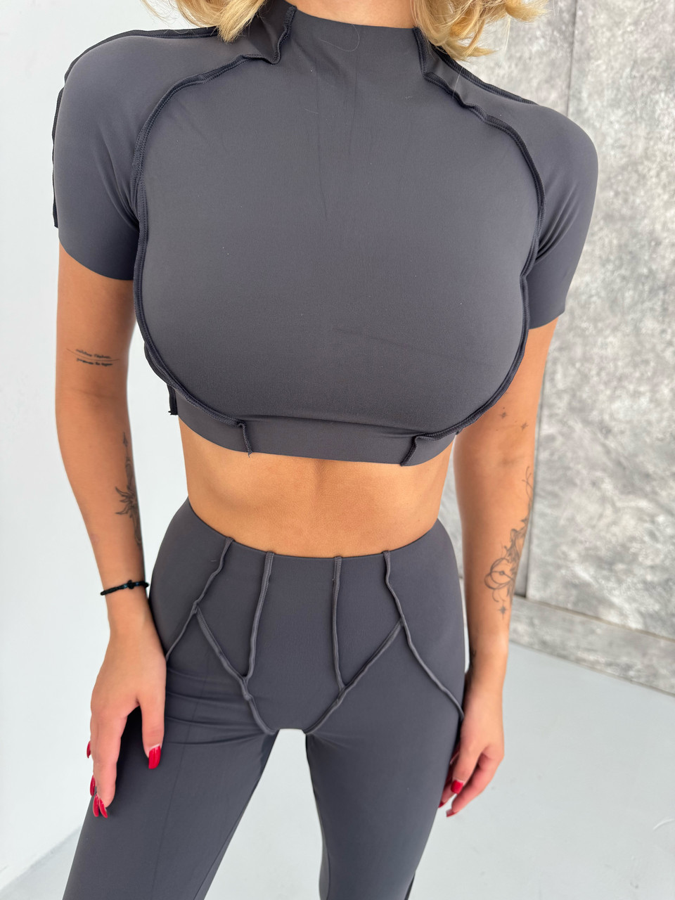 Жіночий спортивний костюм графітовий з топом і лосинами, фітнес-костюм для залу, спорту та йоги із швами назовні S - фото 1 - id-p2795080050