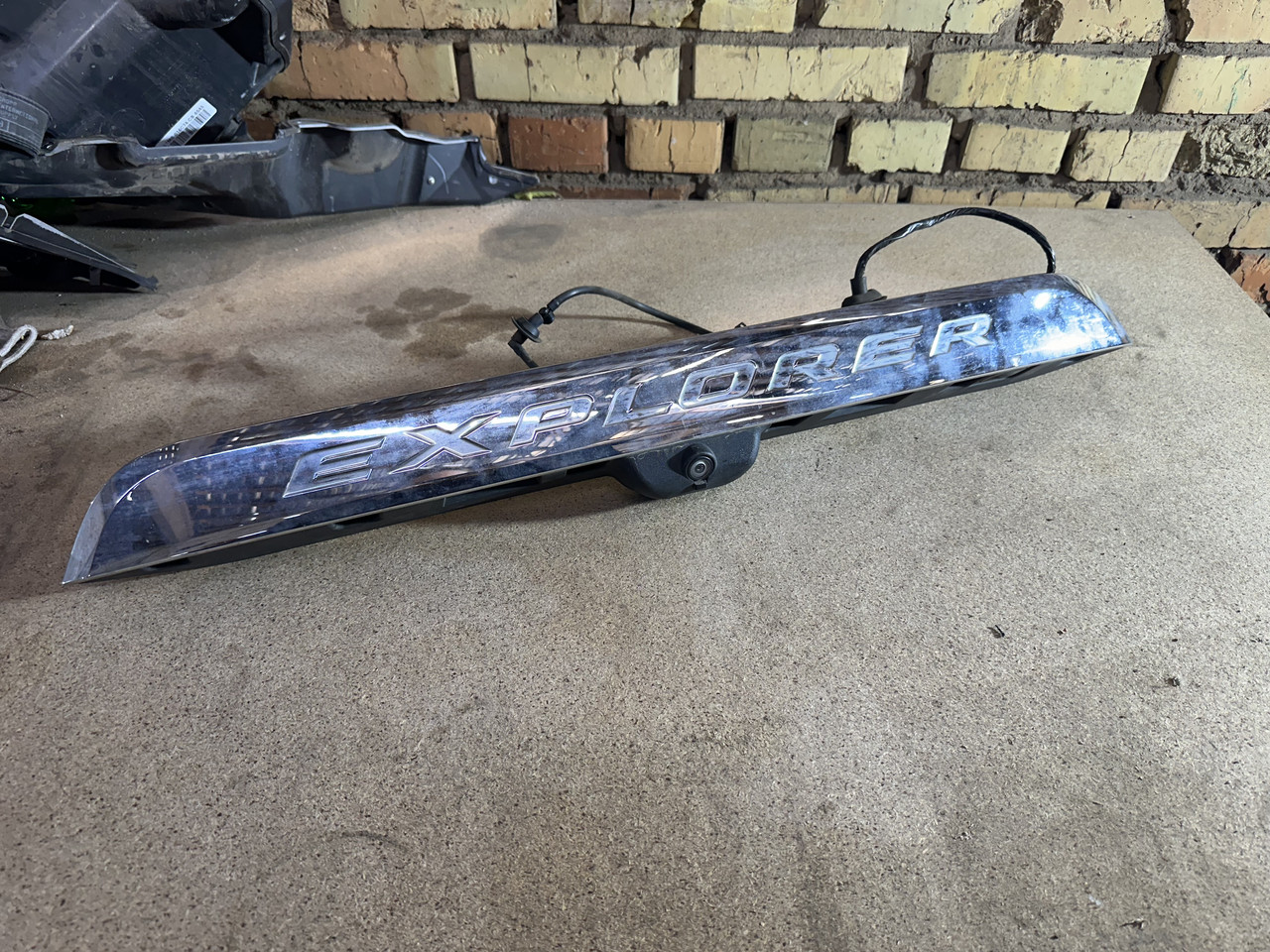 Молдинг двері багажника Ford Explorer 20- хром під камеру, LB5Z7842512EA, фото 1