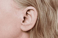 Який слуховий апарат непомітний в вусі?