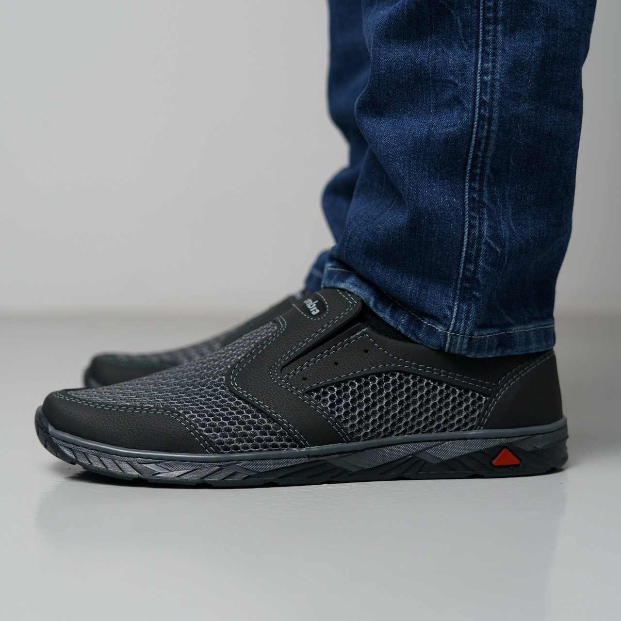 Кросівки чоловічі сірі з прошитою підошвою на резинці