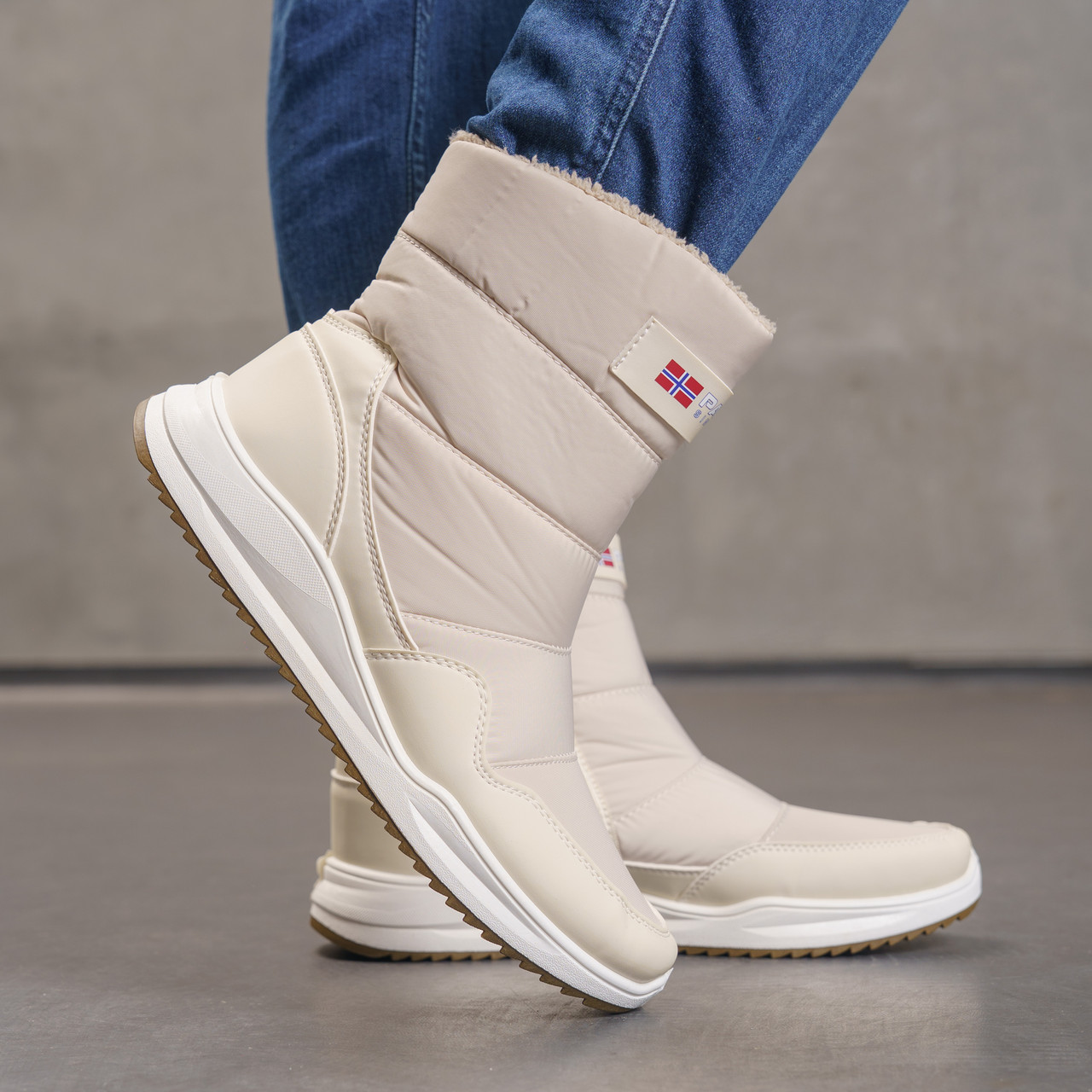 Дутики жіночі бежеві на замку не промокаючі