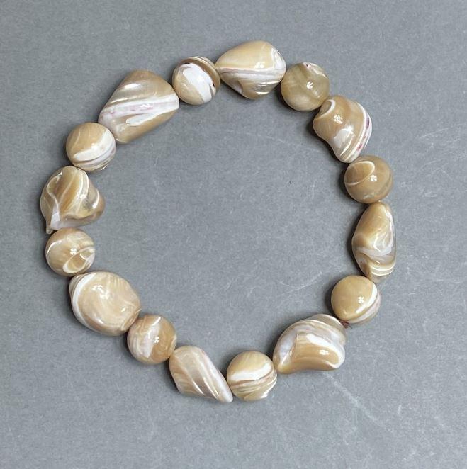 Браслет Перламутр бежевий галтівка 16х14мм+-кулька 10мм+- L- 18см стрейч, фото 1