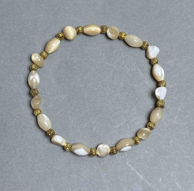 Браслет Перламутр бежевий галтівка 7х7-8мм+-зерно 9х5,5мм+- L- 18см стрейч, фото 1