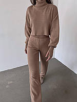 Ангоровий жіночий в язаний костюм-двійка: светр і штани.