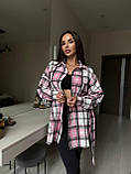 Тепла жіноча кашемірова сорочка в рожеву карту з поясом, фото 3