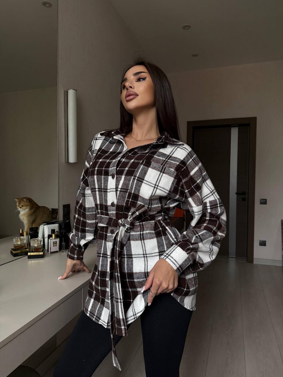 Тепла жіноча кашемірова сорочка в біло-коричневу карту з поясом, фото 1