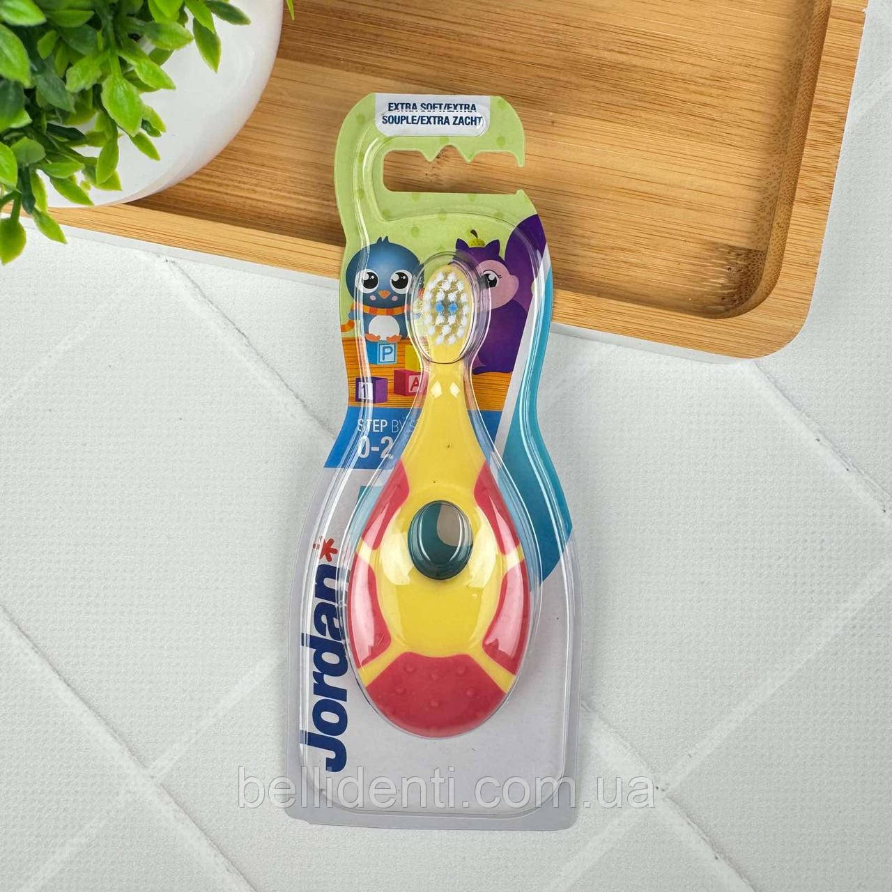 Дитяча зубна щітка-гризунець Jordan Step1 м'яка від 0 до 2 років (жовта), 1 шт