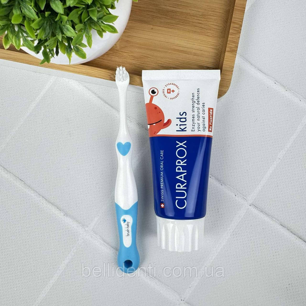 Набір Brush-Baby First Curaprox Kids (паста 60 мл без фтору+1 блакитна щітка)
