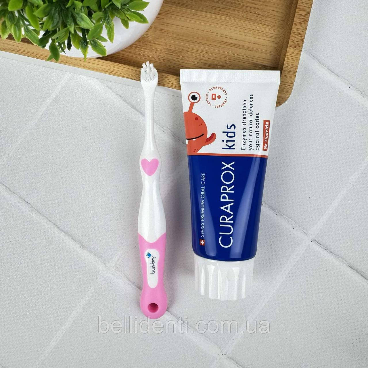Набір Brush-Baby First Curaprox Kids (паста 60 мл без фтору+1 рожева щітка)
