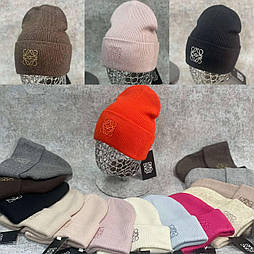 Жіноча стильна шапка з лого