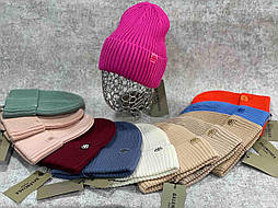 Жіноча стильна в'язана шапка