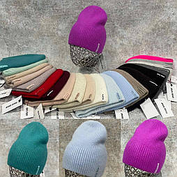 Жіноча стильна шапка з лого