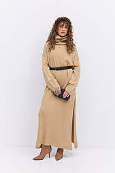 В'язана сукня довжини - міді з високим коміром і розрізом збоку