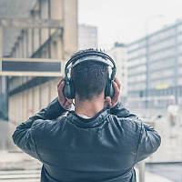 Чому іноді чутно шум у навушниках — і як це виправити