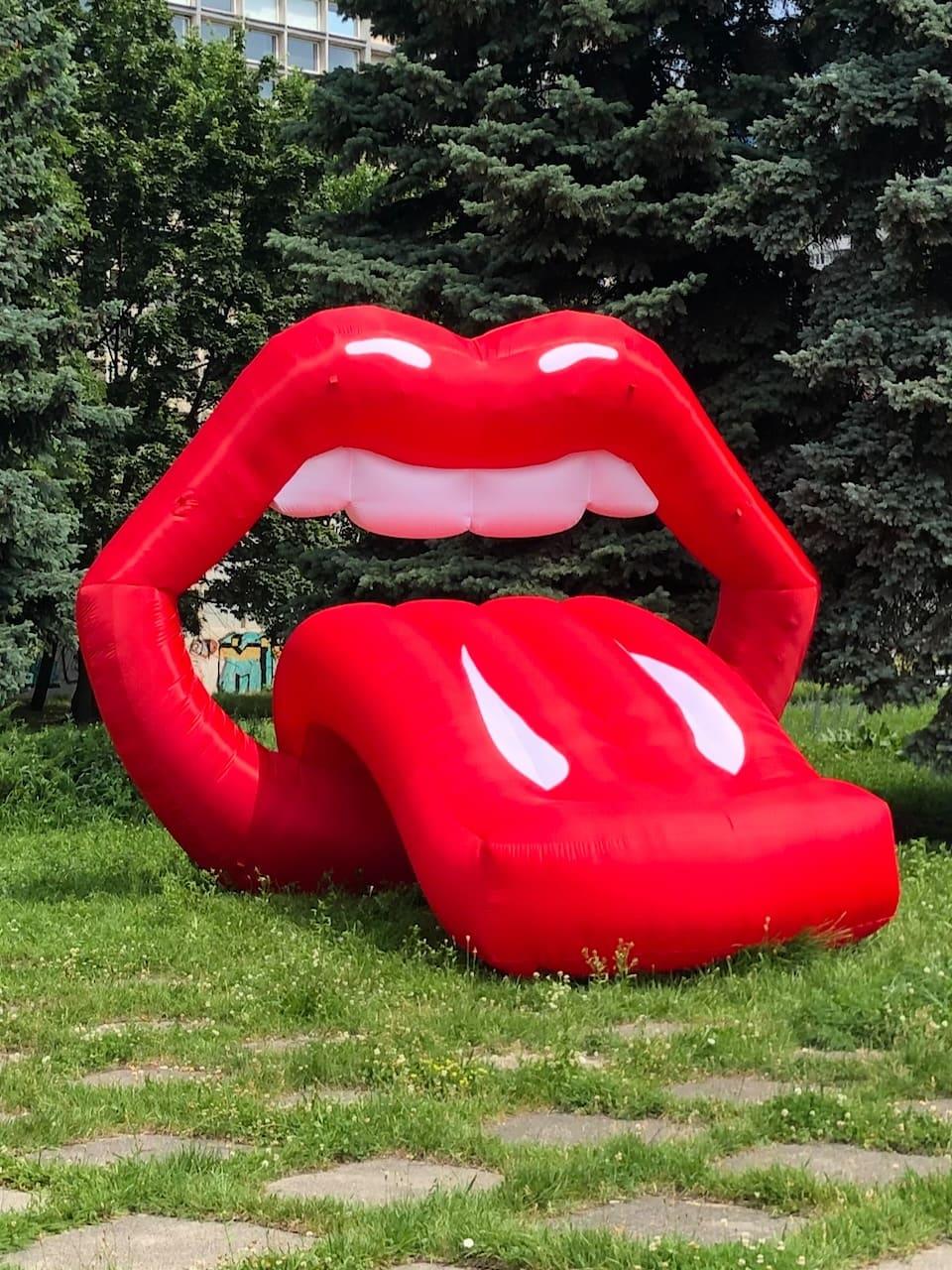 Надувна фігура губи з язиком 4 м для фотозон та заходів