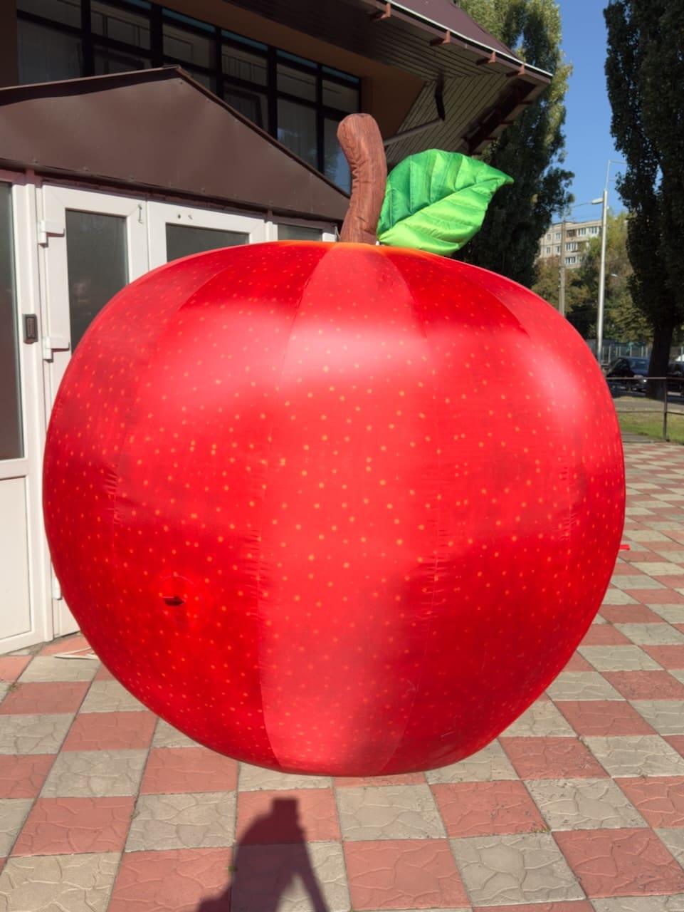 Надувна фігура яблуко 3 м з вентилятором для вуличних заходів та фотозон