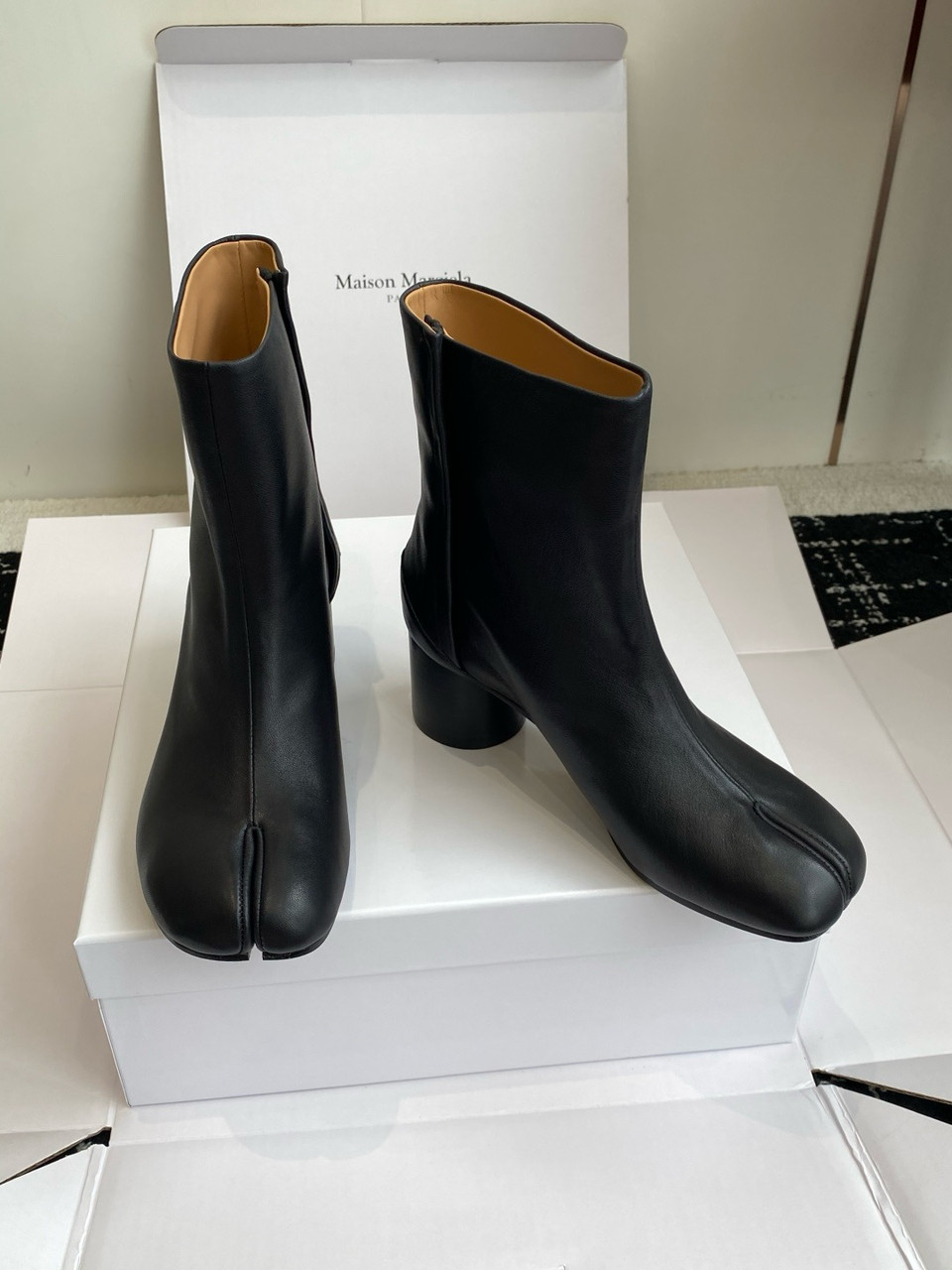 Жіночі чорні шкіряні ботильйони Maison Margiela черевики зі шкіри Tabi Мейсон Марджела