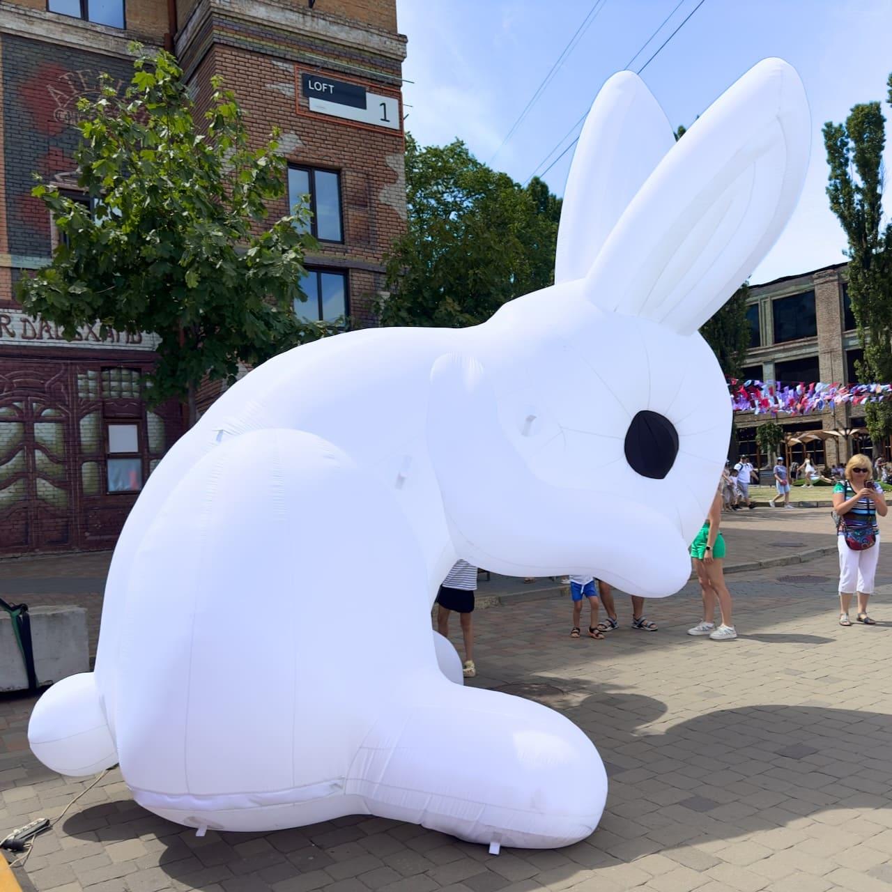 Надувний арт-об’єкт для івентів заєць 3,2 метра