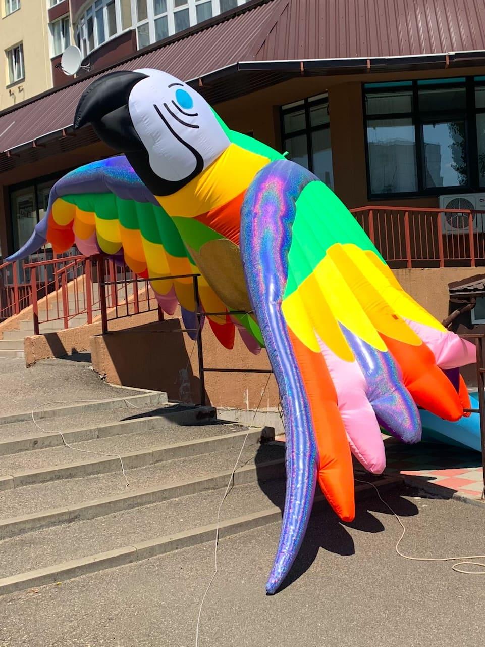 Надувна декорація папуга 800 см з повітродувкою для вуличних свят і заходів