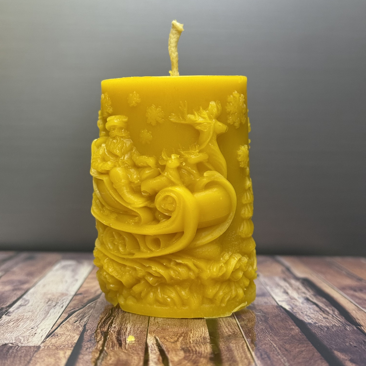 Воскова свічка новорічна на подарунок Дід Мороз декоративна натуральна з бджолиного воску 75х60 мм, фото 1