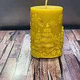Воскова свічка новорічна на подарунок Дід Мороз декоративна натуральна з бджолиного воску 75х60 мм, фото 4