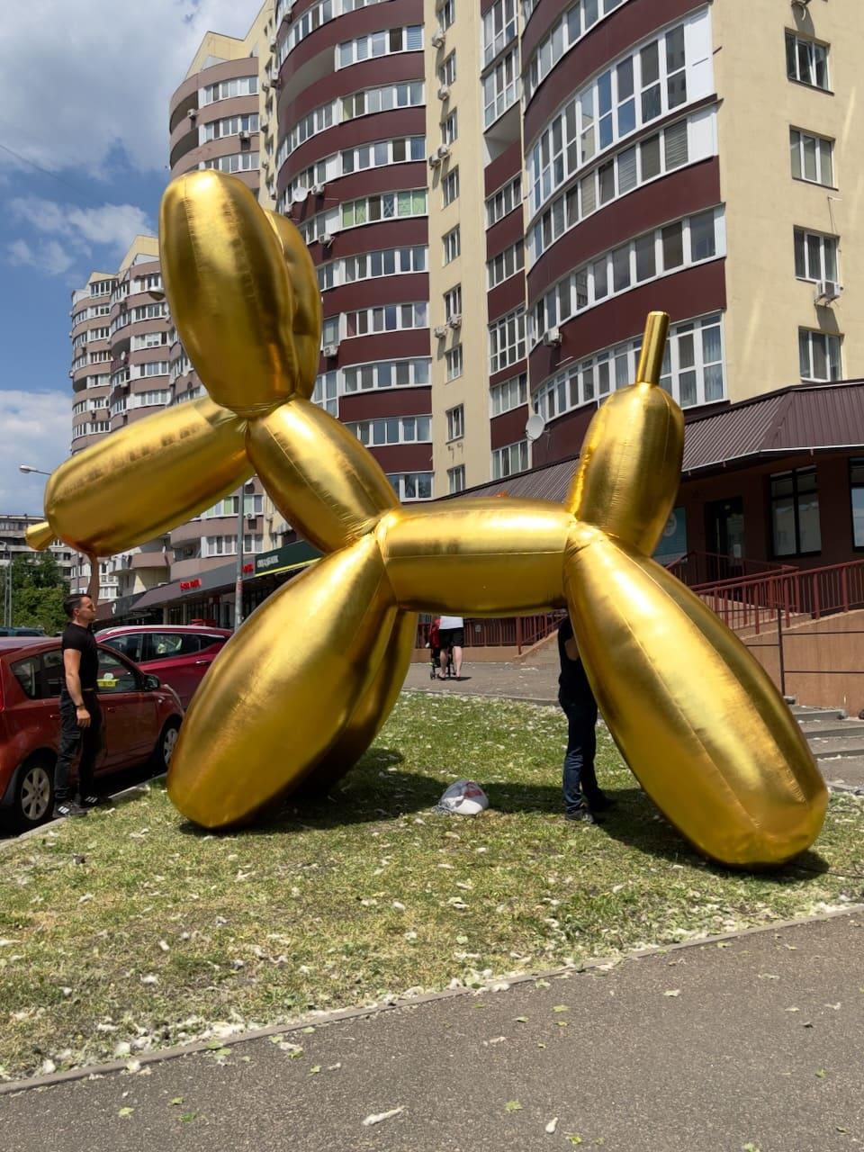 Надувна декорація золота собака 400 см з повітродувкою для фотозон і заходів