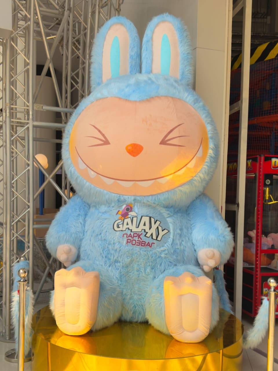 Надувна декорація Лабубу 300 см з повітродувкою для парків, ТРЦ і фотозон