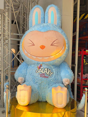 Надувна декорація Лабубу 300 см з повітродувкою для парків, ТРЦ і фотозон, фото 1