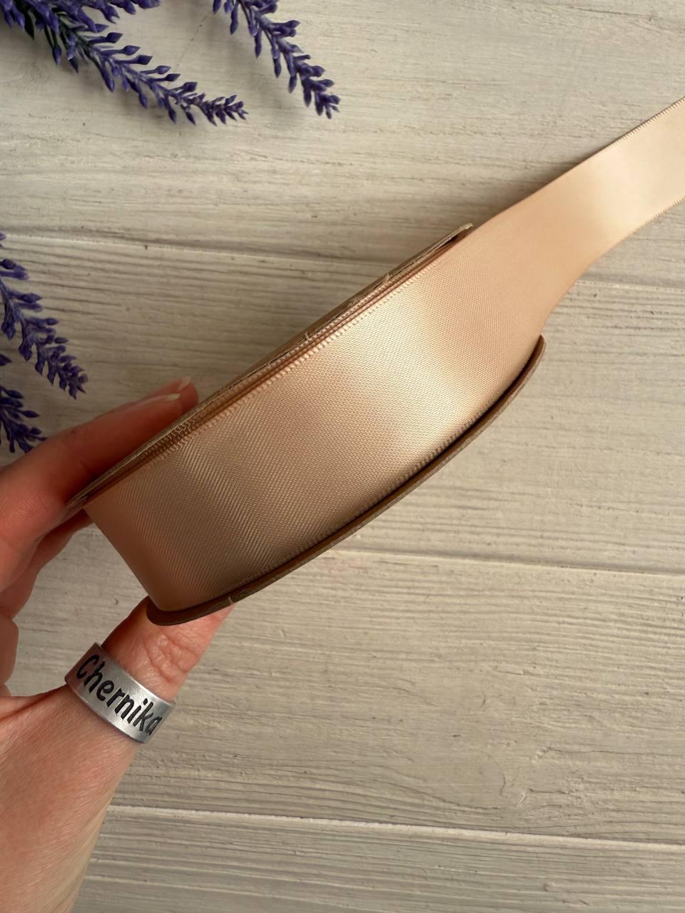 Атлас двохсторонній 2,5 см, середньо бежевий 22.5 метри, фото 1