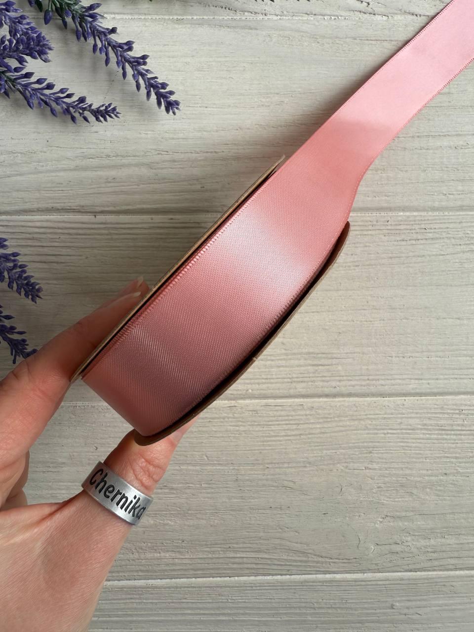 Атлас двохсторонній 2,5 см, брудно рожевий 22.5 метри