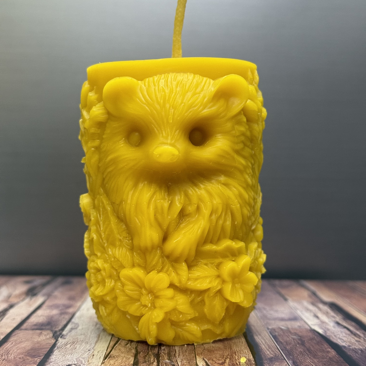 Воскова Свічка на подарунок Їжачок у Квітах з натурального бджолиного воску 95х65 мм, фото 1