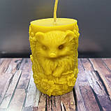 Воскова Свічка на подарунок Їжачок у Квітах з натурального бджолиного воску 95х65 мм, фото 3