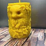 Воскова Свічка на подарунок Їжачок у Квітах з натурального бджолиного воску 95х65 мм, фото 4