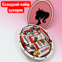 Солодкий набір для дівчини Барбі в овальній деревʼяній коробці Подарункові бокси для дівчат з цукерками Шоколадний набір подарунок