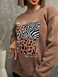 Тепла жіноча кофта світшот на флісі з анімалістичним принтом утеплена кофточка великих розмірів, фото 3