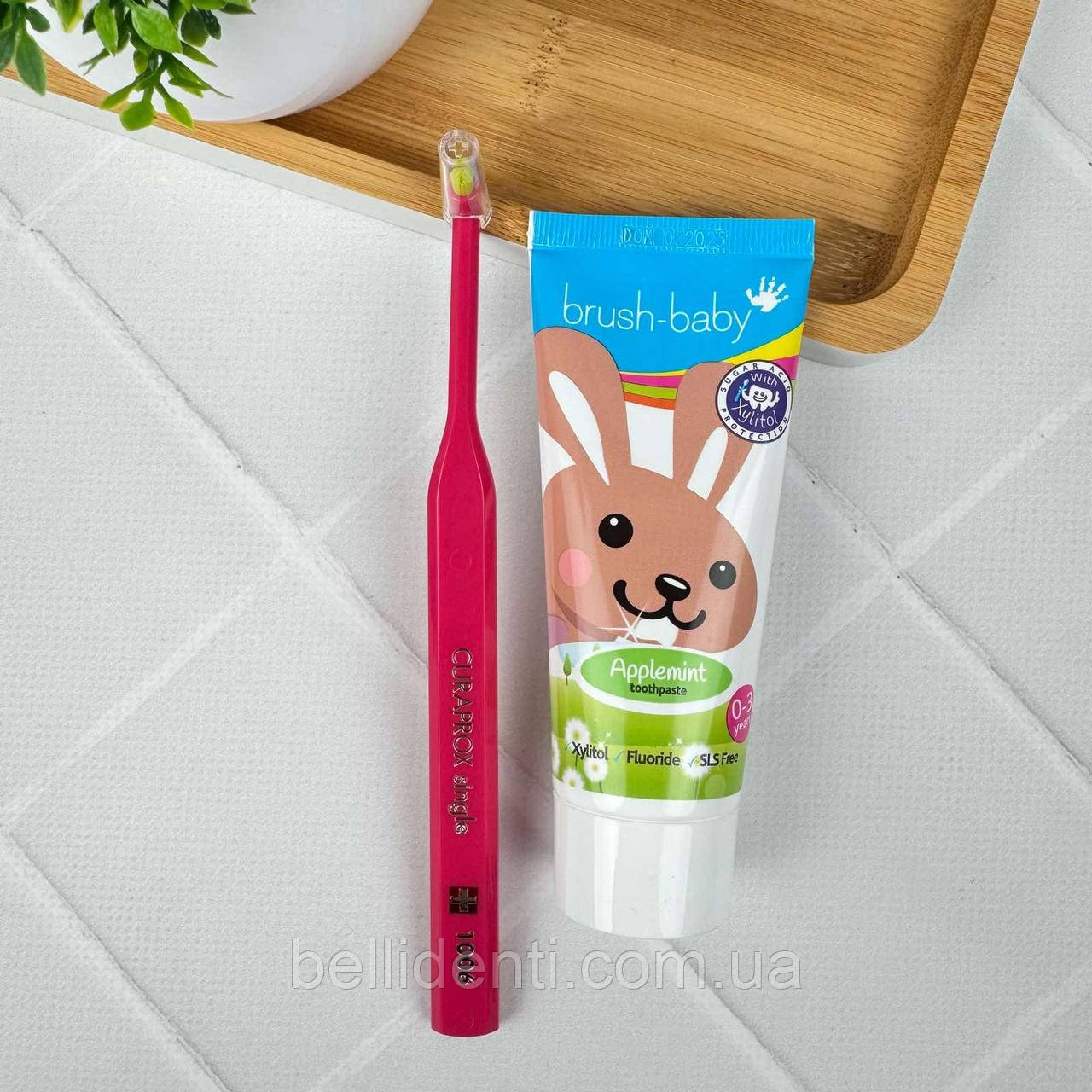 Набір для перших зубів від 0 до 3 років (зубна паста Brush-Baby зайчик, 50 мл+монопучкова щітка Curaprox 1006), темно-рожевий
