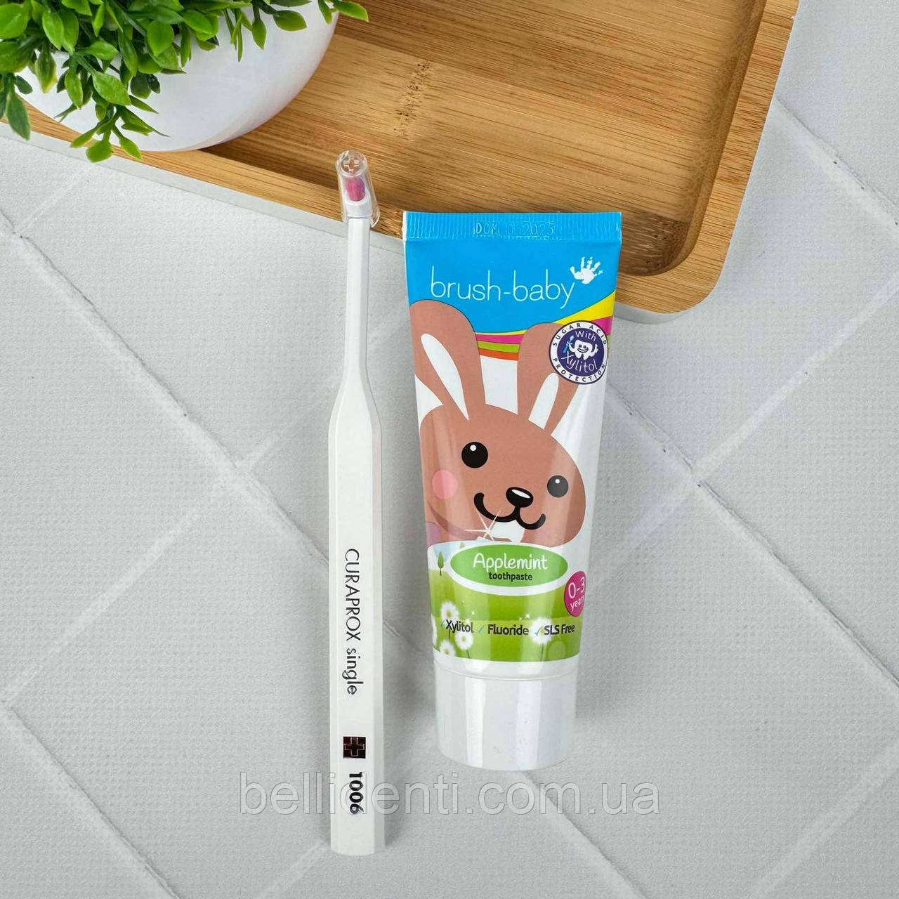 Набір для перших зубів від 0 до 3 років (зубна паста Brush-Baby зайчик, 50 мл+монопучкова щітка Curaprox 1006), біла