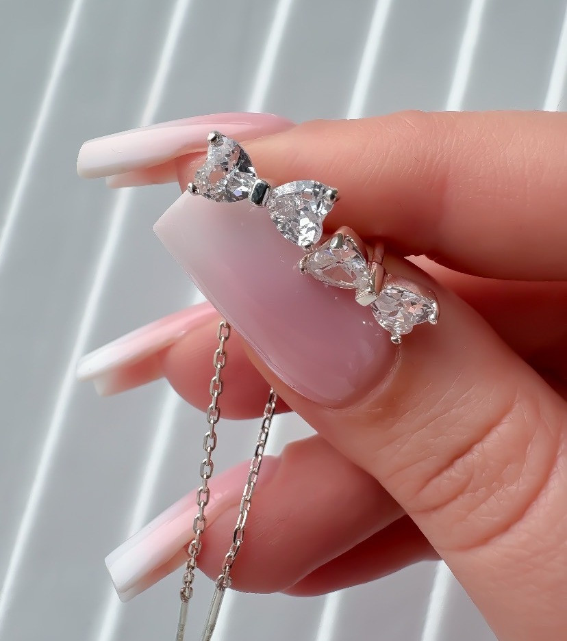 Сережки-бантик на протяжці з камінням “Міледі” — срібло 925 проби, цирконій, стильні жіночі сережки, фото 1