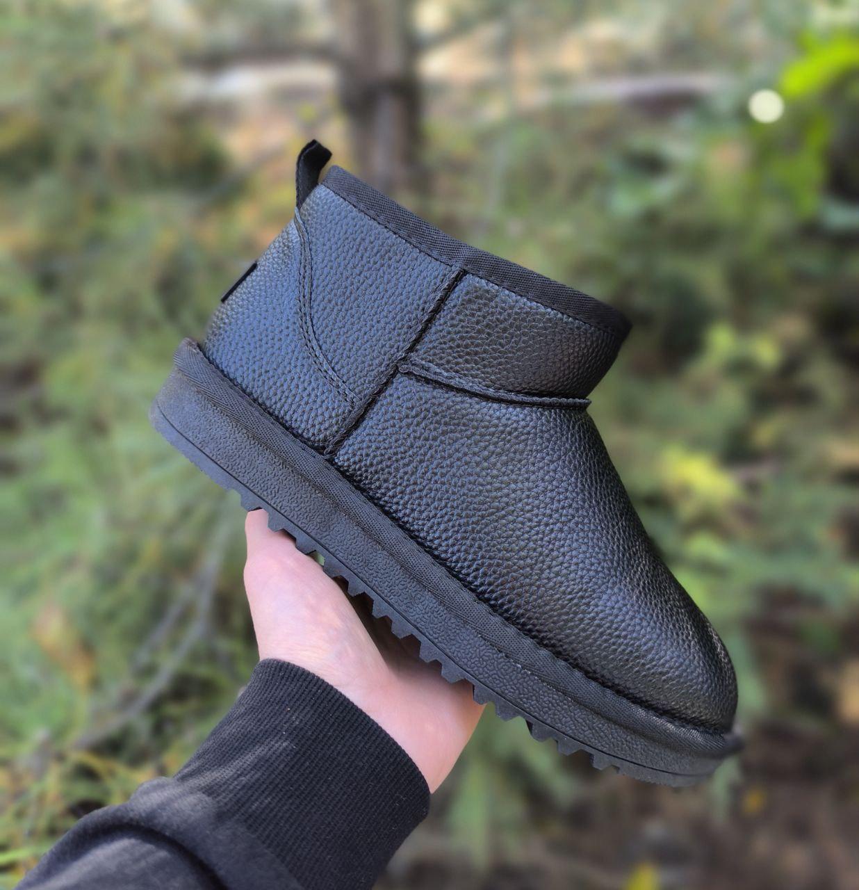 Уги ЧОРНІ шкіряні натуральники низькі (h = 11.5) з лейбл UGG на п'ятці унісекс 36р — 41 р мінігальфики зима