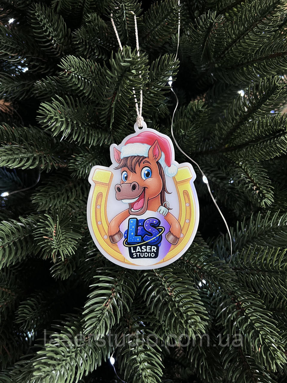 Акрилова новорічна ялинкова іграшка з логотипом та символом 2026 року, фото 1
