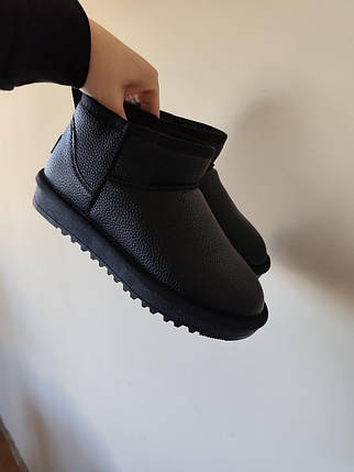 Ugg уги ЧОРНІ міні шкіряні натуральники низькі (h = 11.5) унісекс зима напівчоботи, фото 1