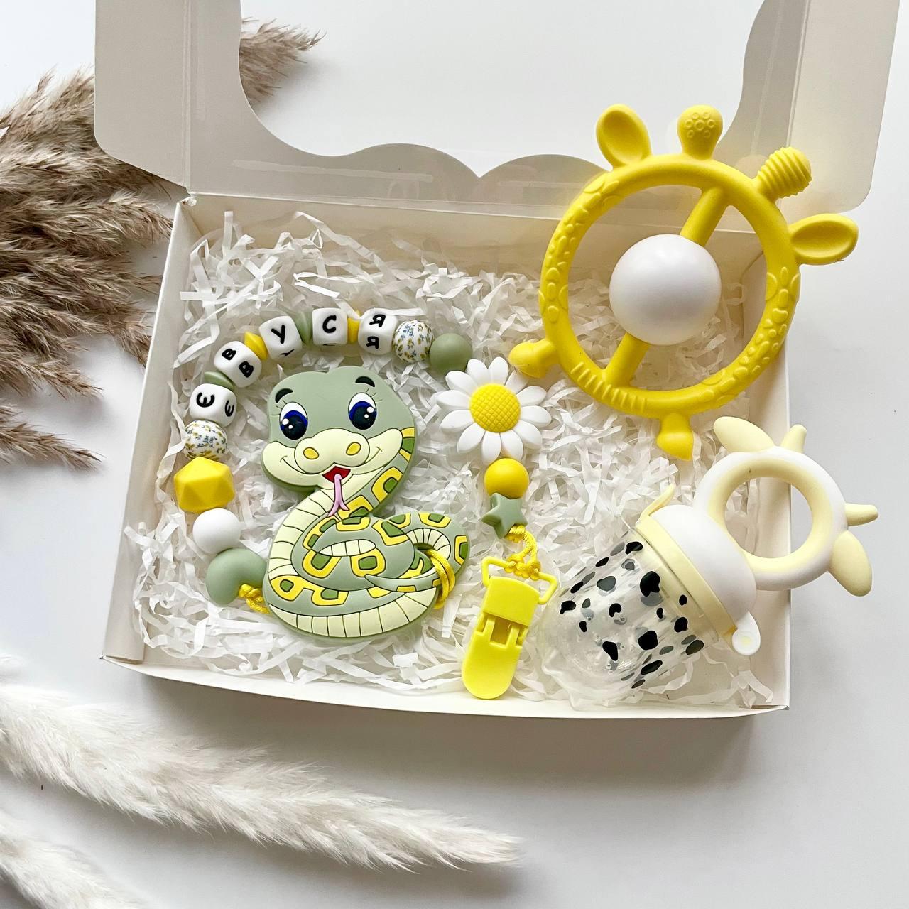 Подарунковий набір для дівчинки з іменною іграшкою гризунком Змія (хакі) на виписку, хрестини, півроку, фото 1