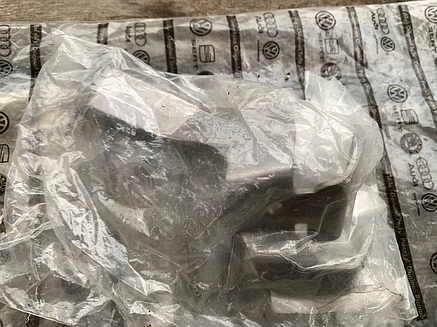 Кронштейн переднього лівого гальмівного шланга VW Passat B6 05-10 VAG 3C0611841A оригінал новий, фото 2