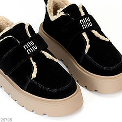 Актуальні замшеві чорні уггі автоледі на липучці на бежевій платформі