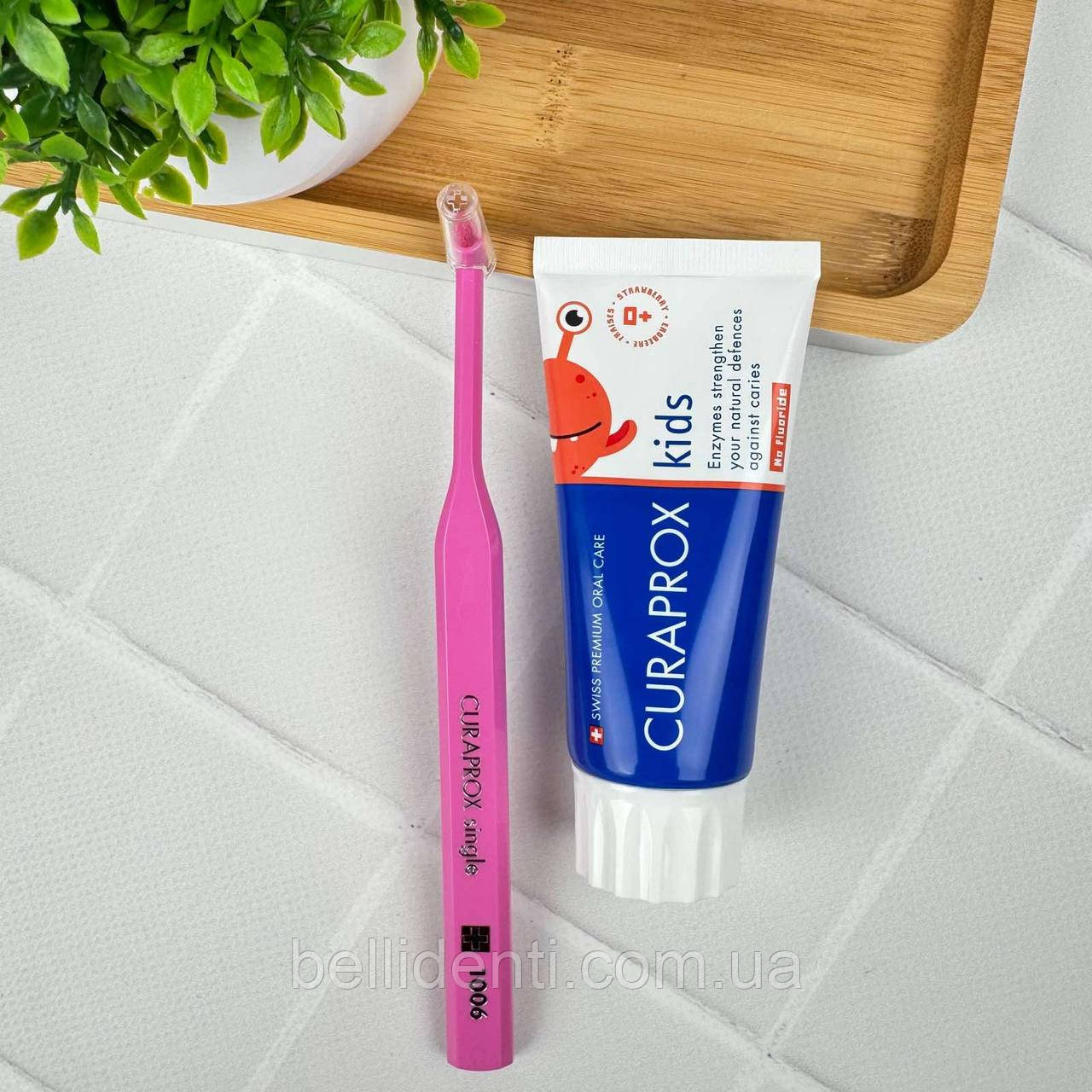 Перший набір для зубів дитини Curaprox Kids — ультрам’яка монопучкова щітка 1006, рожева і паста без фтору з народження, безпечна