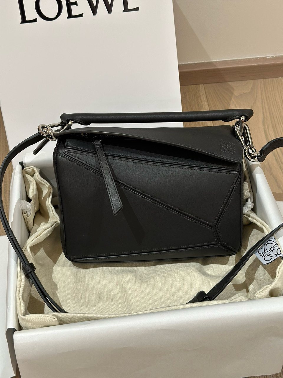 Жіноча чорна шкіряна сумка Loewe Puzzle Edge лоєве пазл